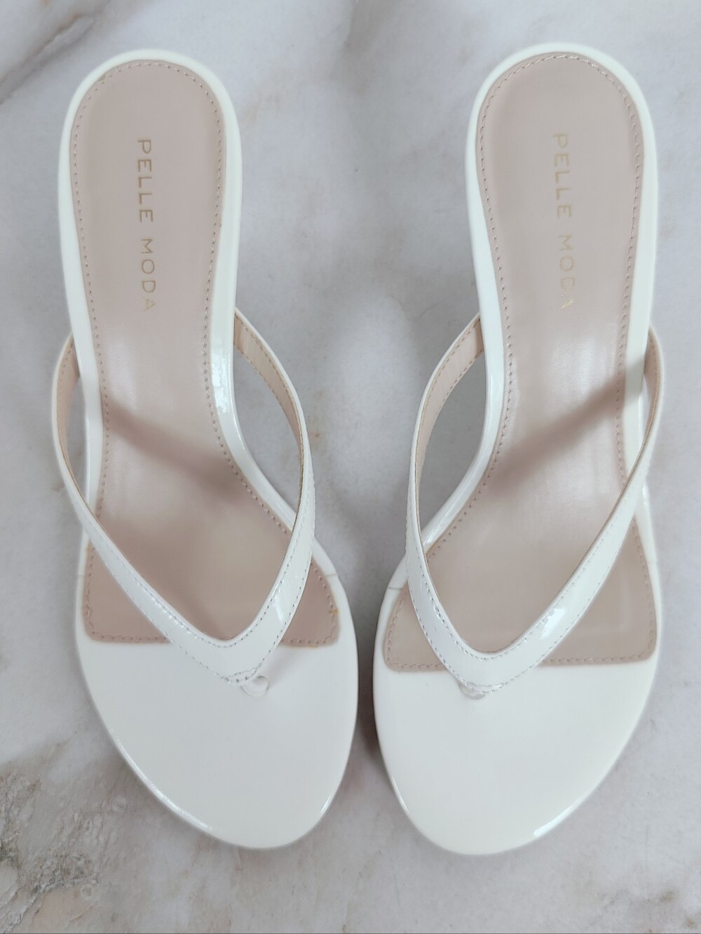NIB Pelle Moda Effi White Patent Kitten Heel Thong Sandals, Sz 7.5